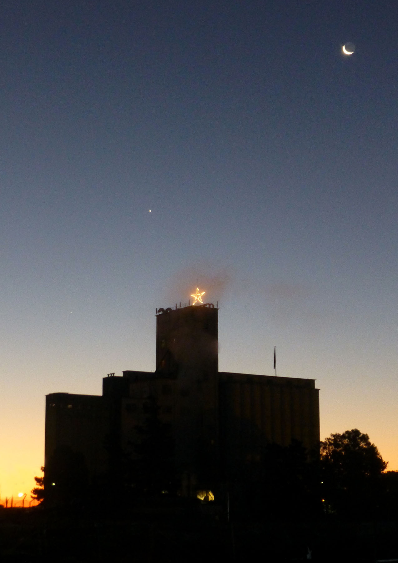 Petaluma Sunrise with the moon and Venus